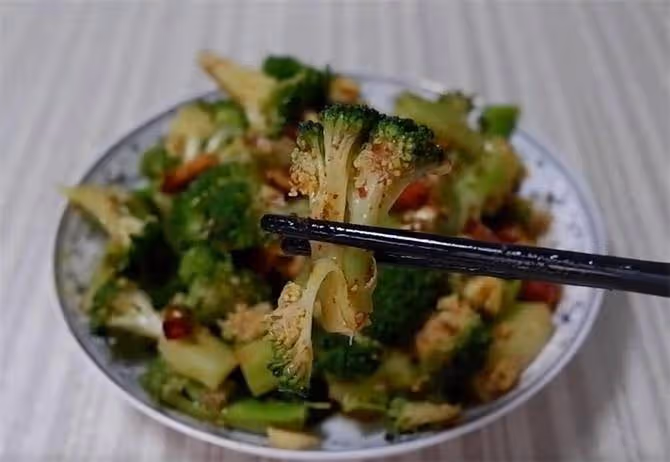 西蘭花不要光炒著吃了,試試這樣做,酸辣嫩爽,秋天吃正合適