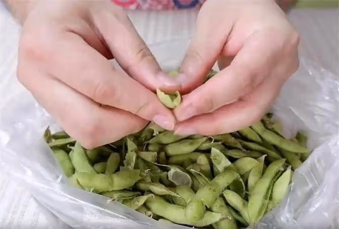 毛豆不要水煮了,和口菇一起炒,再加一袋小鹹菜,好吃鮮香又下飯