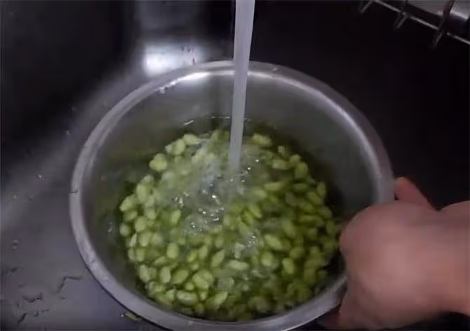毛豆不要水煮了,和口菇一起炒,再加一袋小鹹菜,好吃鮮香又下飯