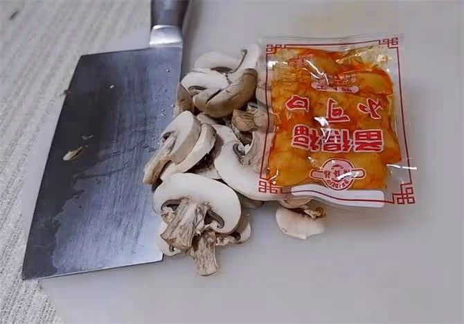 毛豆不要水煮了,和口菇一起炒,再加一袋小鹹菜,好吃鮮香又下飯