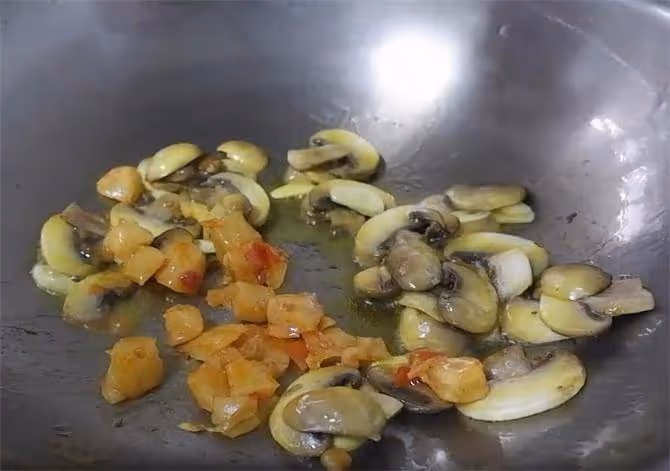 毛豆不要水煮了,和口菇一起炒,再加一袋小鹹菜,好吃鮮香又下飯