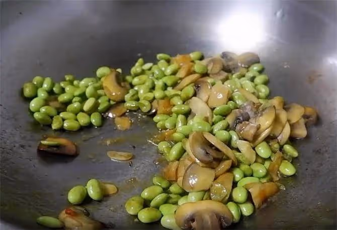 毛豆不要水煮了,和口菇一起炒,再加一袋小鹹菜,好吃鮮香又下飯