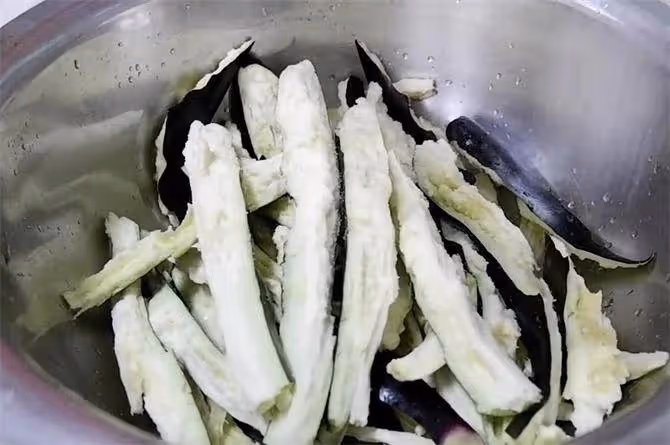 茄子的生猛做法,給力的生拌茄子,咸香鮮辣,每一口都上癮