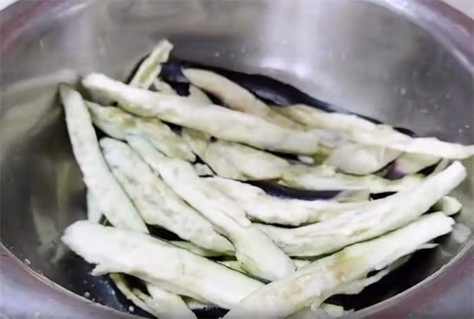 茄子的生猛做法,給力的生拌茄子,咸香鮮辣,每一口都上癮