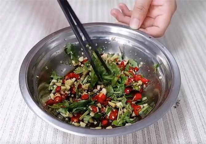 茄子的生猛做法,給力的生拌茄子,咸香鮮辣,每一口都上癮
