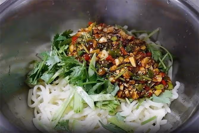 涼拌面要好吃還得看拌料,學會這個拌料,酸辣爽口,吃一口就上癮