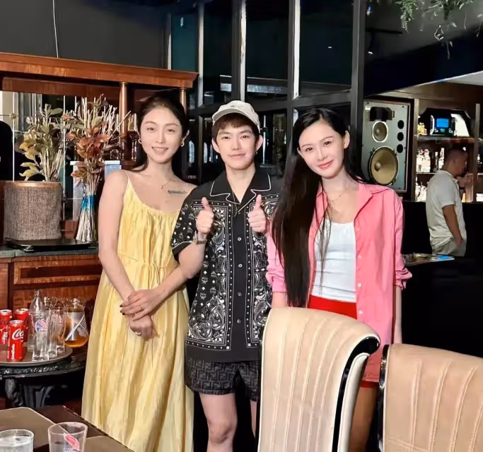 張穎穎帶父母出國旅行引熱議,網友褒貶不一,炫耀真的好嗎