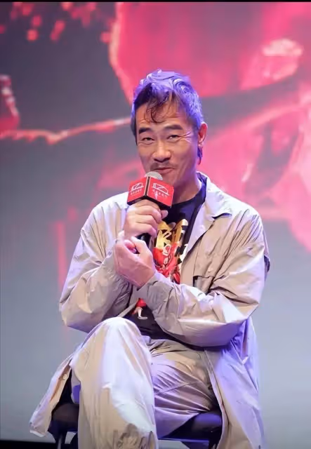 陳小春近照曝光,本人皺紋明顯好似小老頭,57歲和老婆差距大