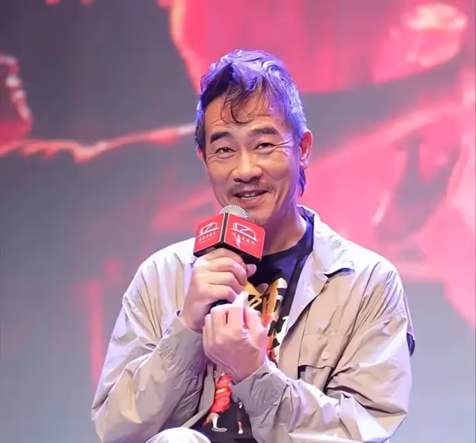 陳小春近照曝光,本人皺紋明顯好似小老頭,57歲和老婆差距大