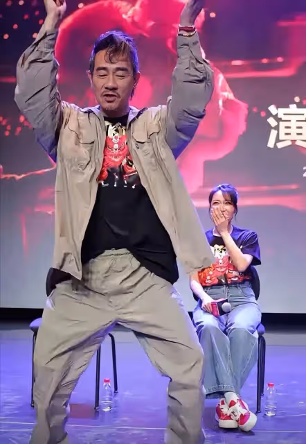 陳小春近照曝光,本人皺紋明顯好似小老頭,57歲和老婆差距大