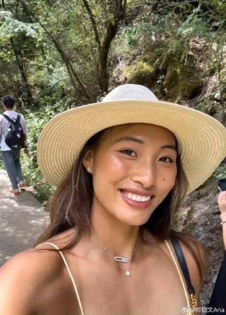 網友偶遇鄭欽文超開心,本人身材挺拔超陽光,一家人開啟度假模式