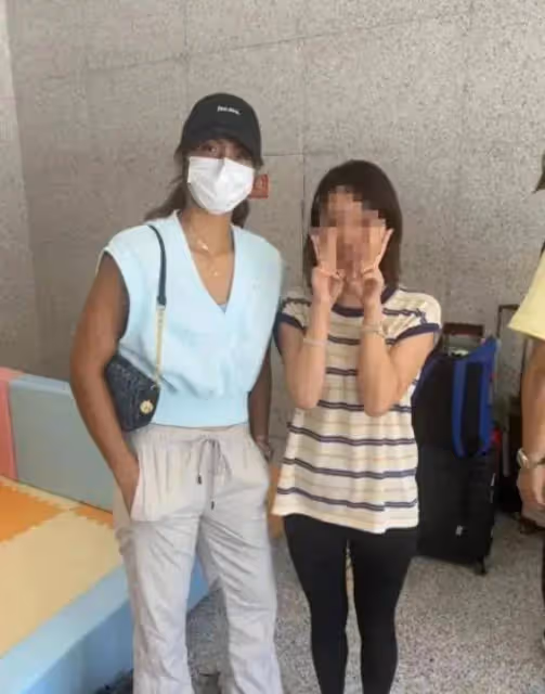 網友偶遇鄭欽文超開心,本人身材挺拔超陽光,一家人開啟度假模式