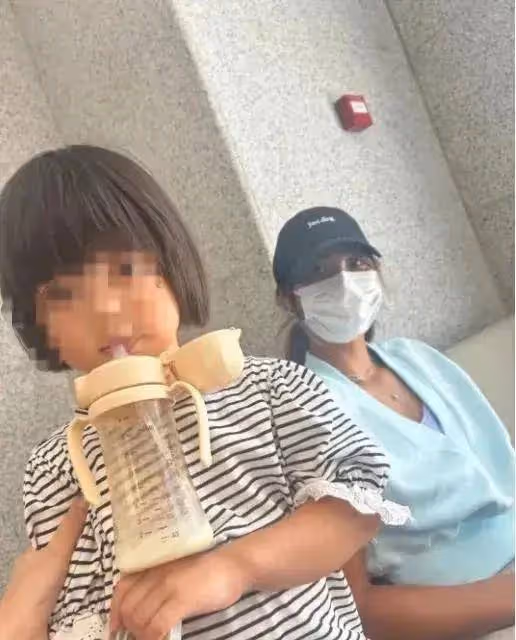 網友偶遇鄭欽文超開心,本人身材挺拔超陽光,一家人開啟度假模式