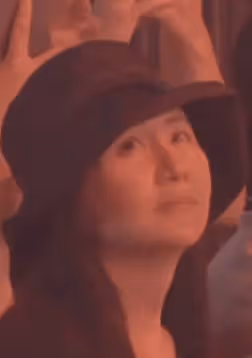 孟晚舟現身劉德華演唱會,被拍到給華仔比心,網友:大佬間的頂峰相見
