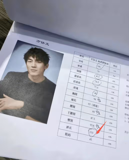36歲林更新上戲報到被偶遇,拉推車領新書,110cm大長腿超搶鏡