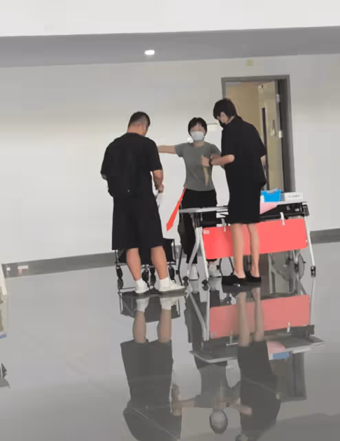 36歲林更新上戲報到被偶遇,拉推車領新書,110cm大長腿超搶鏡
