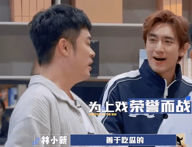 36歲林更新上戲報到被偶遇,拉推車領新書,110cm大長腿超搶鏡