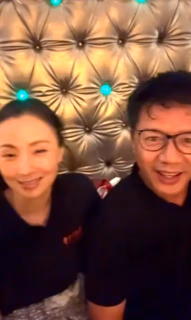 陶虹參加同學聚會喝的滿臉通紅,沒美顏沒修圖像農家奶奶,跟段奕宏親密同框!