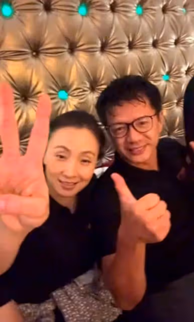 陶虹參加同學聚會喝的滿臉通紅,沒美顏沒修圖像農家奶奶,跟段奕宏親密同框!