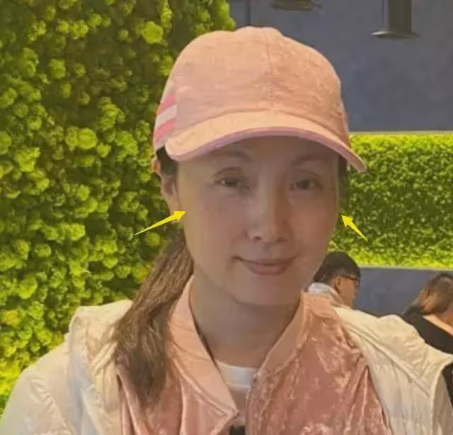 陶虹參加同學聚會喝的滿臉通紅,沒美顏沒修圖像農家奶奶,跟段奕宏親密同框!