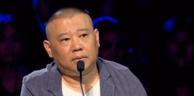 曾是「家喻戶曉」的藝人,隱姓埋名參加選秀比賽,卻被郭德綱「一眼認出」