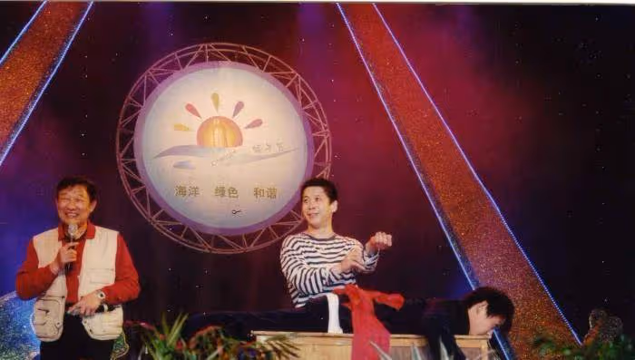 曾是「家喻戶曉」的藝人,隱姓埋名參加選秀比賽,卻被郭德綱「一眼認出」