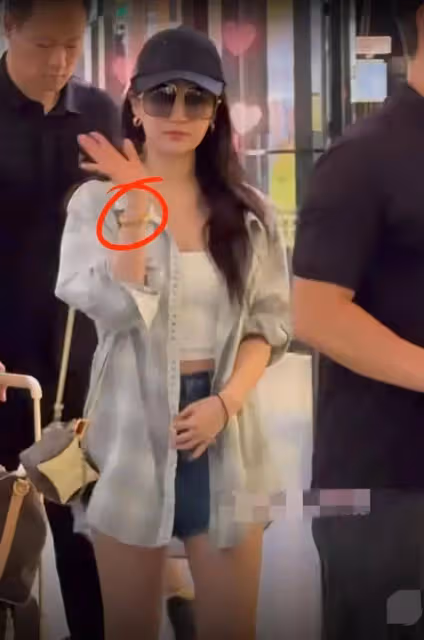 網友機場偶遇劉亦菲，手上大金鐲子太搶眼，本人少女感十足