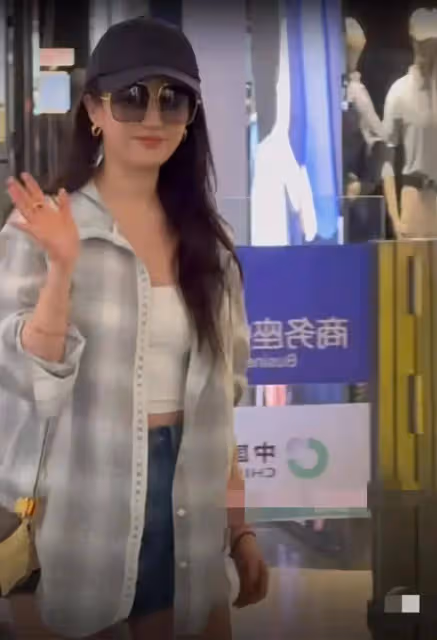 網友機場偶遇劉亦菲，手上大金鐲子太搶眼，本人少女感十足