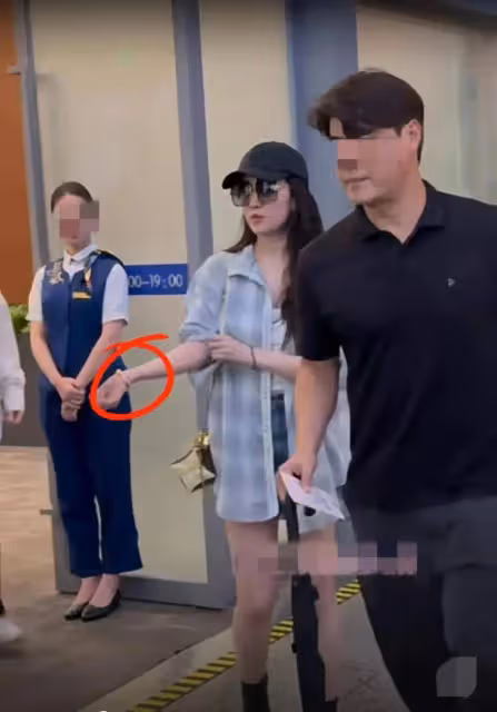 網友機場偶遇劉亦菲，手上大金鐲子太搶眼，本人少女感十足
