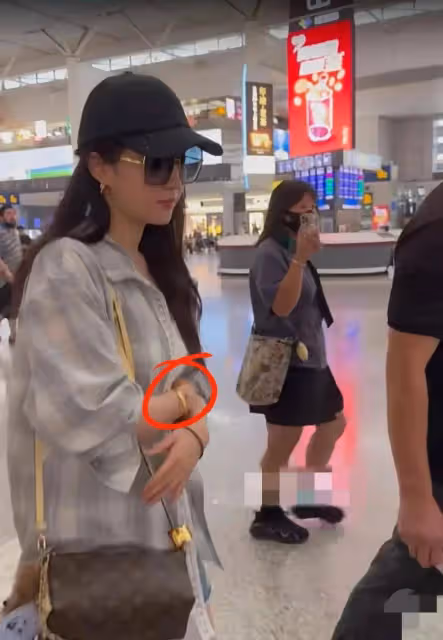網友機場偶遇劉亦菲，手上大金鐲子太搶眼，本人少女感十足