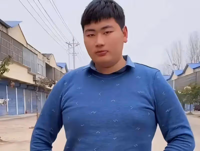 大衣哥兒子朱小偉身材暴瘦,本人陽光有自信,養孩子減肥真快