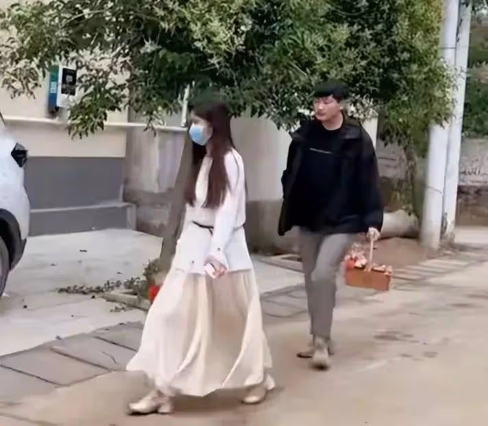 大衣哥兒子朱小偉身材暴瘦,本人陽光有自信,養孩子減肥真快