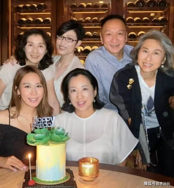 霍啟山媽媽朱玲玲66歲生日,風華依舊似少婦,好友葉倩文到場祝賀