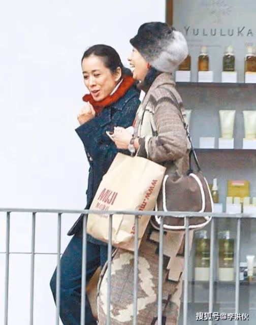 霍啟山媽媽朱玲玲66歲生日,風華依舊似少婦,好友葉倩文到場祝賀