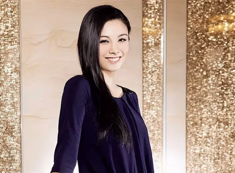 香港知名女星新戀情曝光,情史豐富專攻富商,兩年相親十多位異性