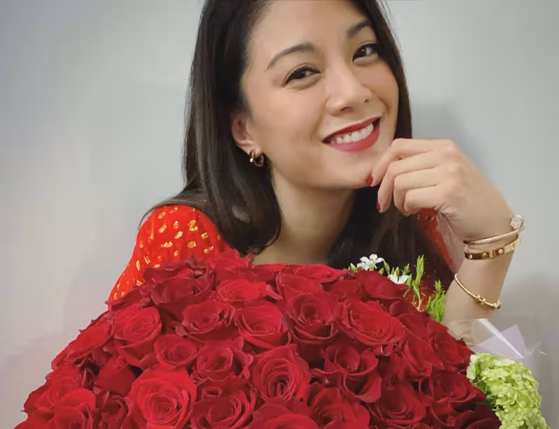 香港知名女星新戀情曝光,情史豐富專攻富商,兩年相親十多位異性