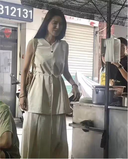 TVB花旦黃翠如內地被偶遇,網友驚嘆孕味很濃,被猜測回老家養胎