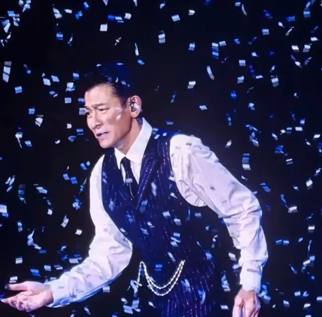 52歲孟晚舟現身劉德華演唱會,素顏戴漁夫帽氣質超群,全程很淡然