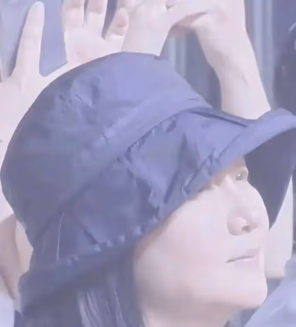 52歲孟晚舟現身劉德華演唱會,素顏戴漁夫帽氣質超群,全程很淡然