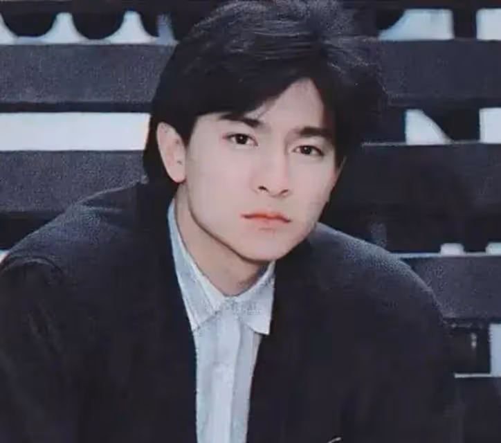 52歲孟晚舟現身劉德華演唱會,素顏戴漁夫帽氣質超群,全程很淡然