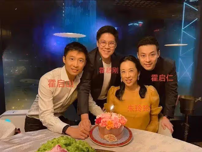 霍啟剛三兄弟陪母親過生日,朱玲玲身穿薄紗裙,看上去比兒媳還美