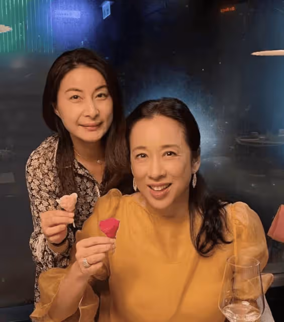 霍啟剛三兄弟陪母親過生日,朱玲玲身穿薄紗裙,看上去比兒媳還美
