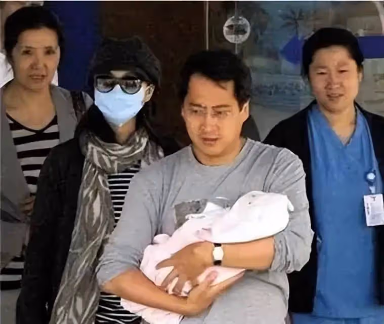 44歲陳好現身首都,穿搭隨性顯邋遢,網友驚呼:萬人迷怎變這樣