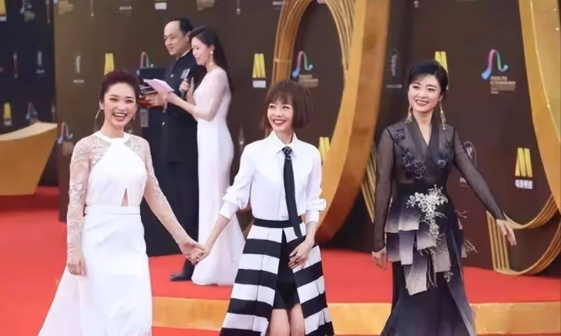 52歲魯豫和54歲周濤同框走紅毯,只差2歲輸太慘,差距立馬出來了
