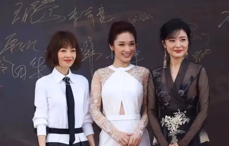 52歲魯豫和54歲周濤同框走紅毯,只差2歲輸太慘,差距立馬出來了
