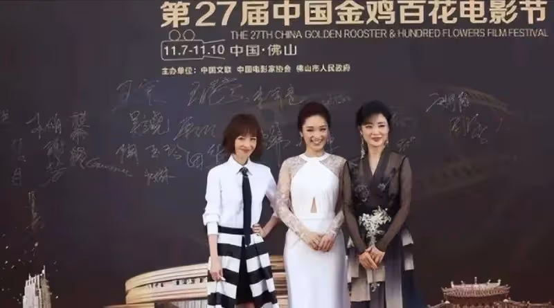 52歲魯豫和54歲周濤同框走紅毯,只差2歲輸太慘,差距立馬出來了