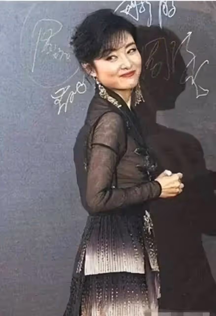 52歲魯豫和54歲周濤同框走紅毯,只差2歲輸太慘,差距立馬出來了