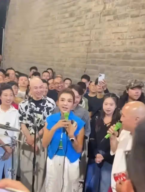 朱迅現身西安，沒濾鏡加持嘴歪臉斜差點認不出來，穿著亮眼很減齡