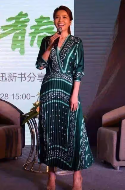 朱迅現身西安，沒濾鏡加持嘴歪臉斜差點認不出來，穿著亮眼很減齡