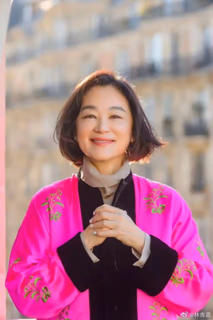 林青霞乘私人飛機炫富,穿風衣+牛仔褲+馬丁靴,69歲美出新高度